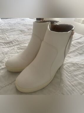 Rouge! White Wedge Ankle Booties 9 M